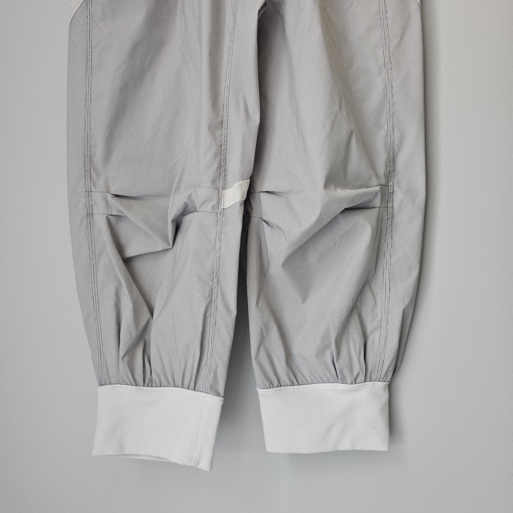 Gray and White High-Waisted Pants - Picture 4 of 9